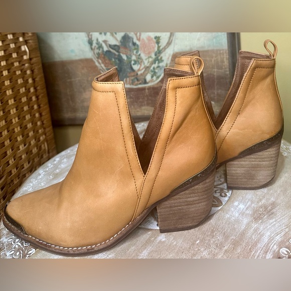 EUC Jeffrey Campbell “Cromwell” Leather Ankle Bootie in Tobacco. Size 8 - Picture 7 of 15